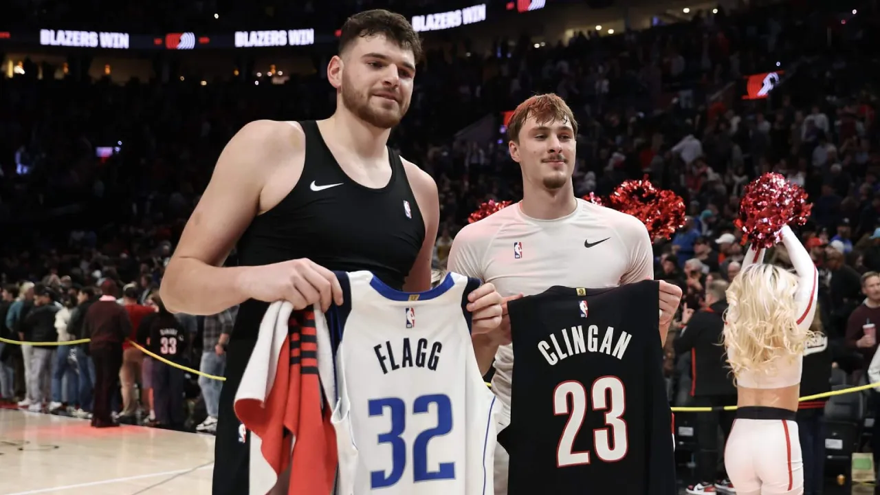 Cooper Flagg (kanan) dan Donovan Clingan. (Foto: AP)