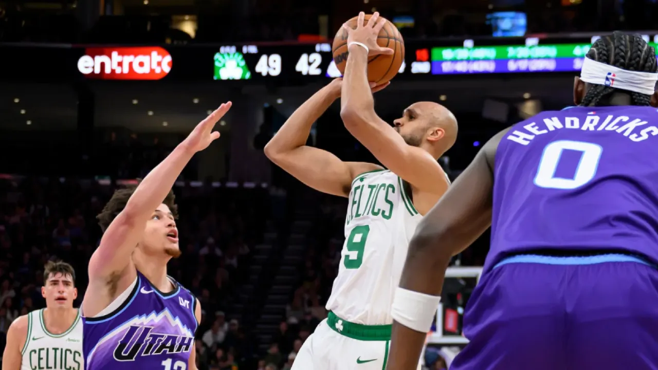 Derrick White (tengah) mencetak 27 poin saat Boston Celtics meraih kemenangan 129-119 atas Utah Jazz pada Selasa (30/12) malam di Salt Lake City. (Foto: AP)