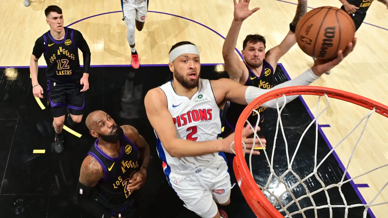 Cade Cunningham (tengah) mencetak 27 poin saat Detroit Pistons menaklukkan Los Angeles Lakers 128-106 pada Selasa (30/12) malam. (Foto: AP)