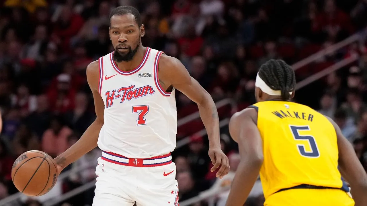 Kevin Durant (kiri) mencetak 30 poin saat Houston Rockets menaklukkan Indiana Pacers 126-119 pada Senin (29/12) malam waktu setempat. (Foto: AP)