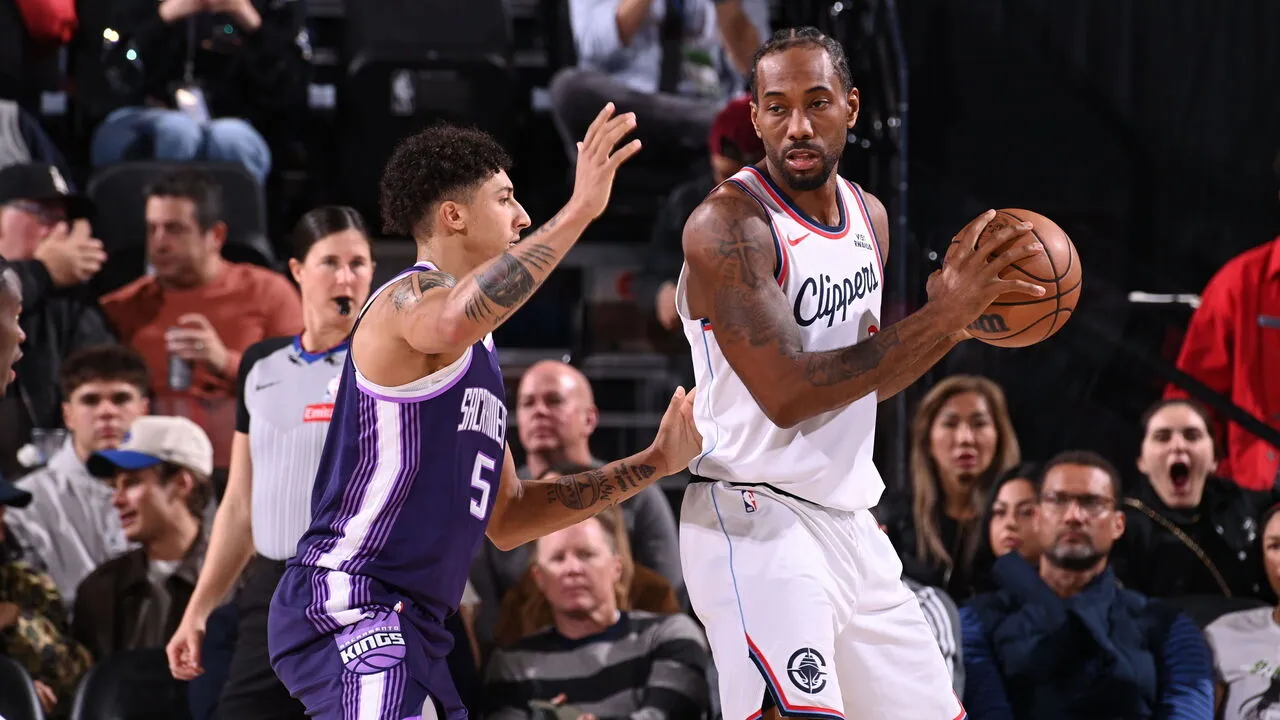 Kawhi Leonard (kanan) mencetak 33 poin saat Los Angeles Clippers membantai Sacramento Kings 131-90 pada Selasa (30/12) malam. (Foto: AP)