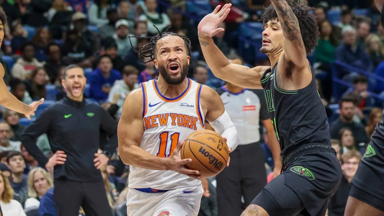 Jalen Brunson (kiri) mencetak 28 poin saat New York Knicks menang dramatis 130-125 atas tuan rumah New Orleans Pelicans pada Senin (29/12) malam. (Foto: AP)