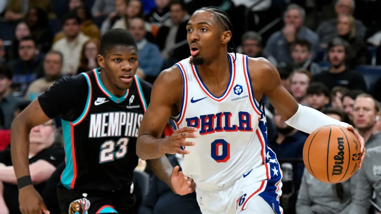 Tyrese Maxey (kanan) mencetak 34 poin saat Philadelphia 76ers menang 139-136 atas tuan rumah Memphis Grizzlies lewat overtime pada Selasa (30/12) malam. (Foto: AP)