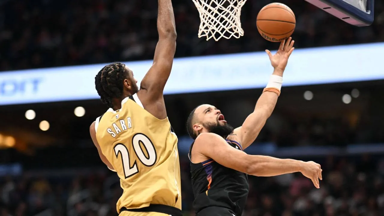 Dillon Brooks (kanan) mencetak 26 poin saat Phoenix Suns meraih kemenangan 115-101 atas Washington Wizards pada Senin (29/12). (Foto: AP)