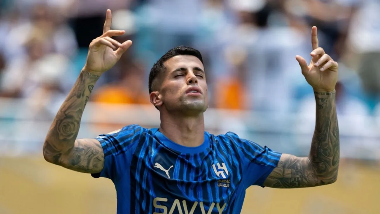 Joao Cancelo diburu tiga tim (Image: Getty)