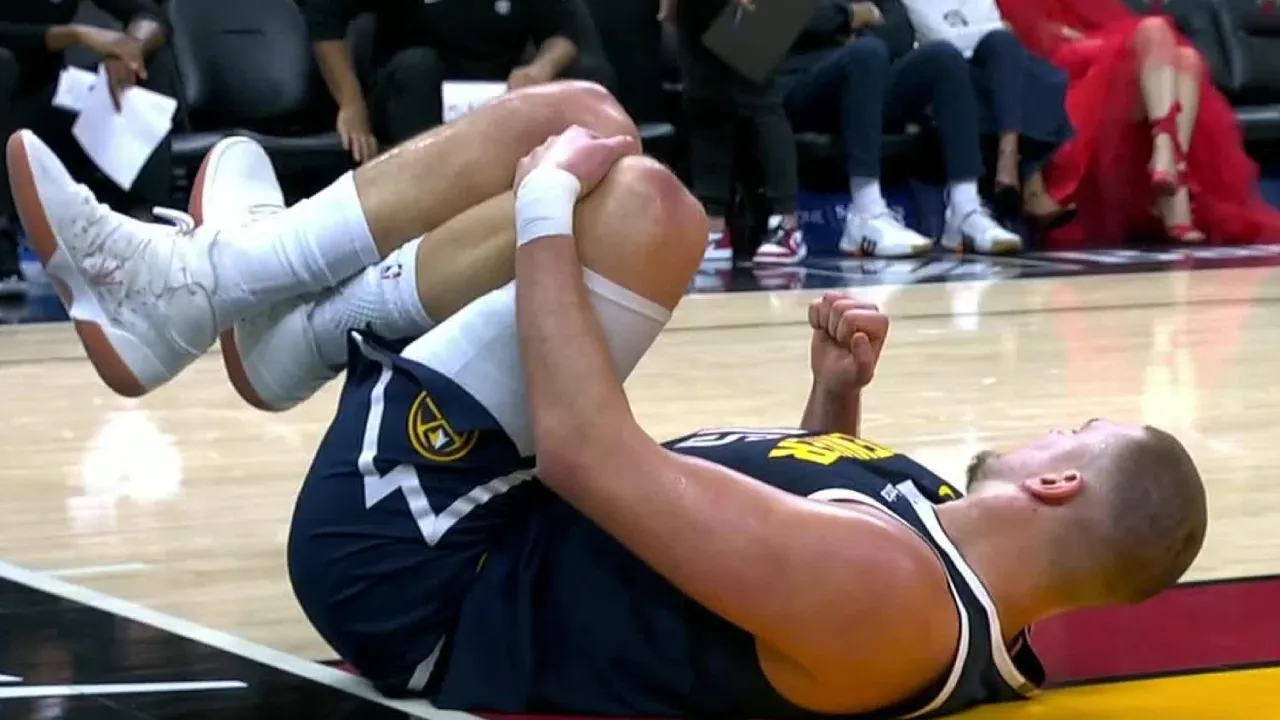 Di penghujung tahun 2025, Denver Nuggets harus menerima kenyataan bahwa Nikola Jokic, pemain terbaik mereka, akan menepi setidaknya selama empat pekan. (Foto: AP)