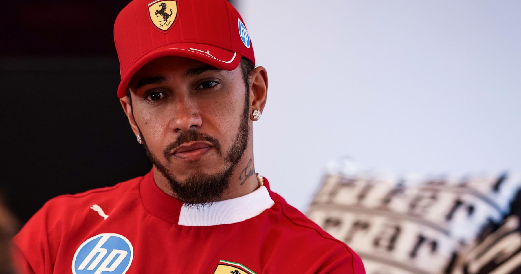 Lewis Hamilton dan Almave Terbitkan Surat Terbuka Jelang 2026 - sumber: (racingnews365)