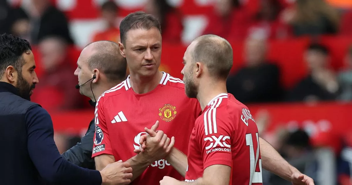 Manchester United Pertimbangkan Kembalinya Jonny Evans - sumber: (manchestereveningnews)