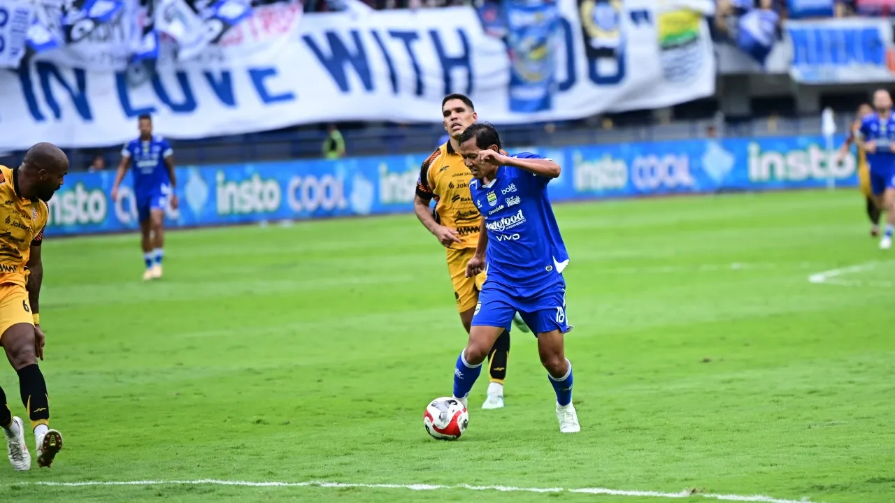 Adam Alis ketika dikawal pemain Persija