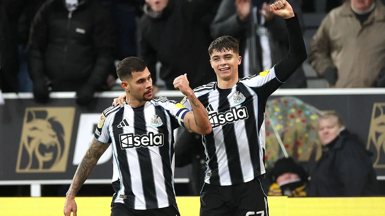Bruno Guimaraes dan Lewis Miley. (Foto: Stu Forster/Getty Images)