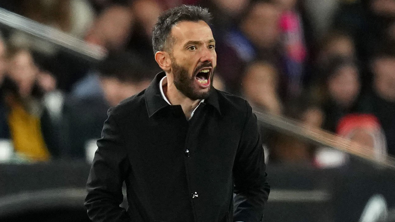 Carlos Corberan Minta Valencia Lupakan Elche, Fokus ke Copa del Rey