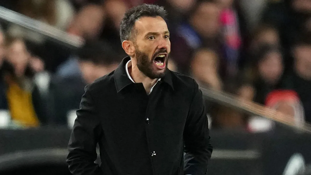 Carlos Corberan Minta Valencia Lupakan Elche, Fokus ke Copa del Rey