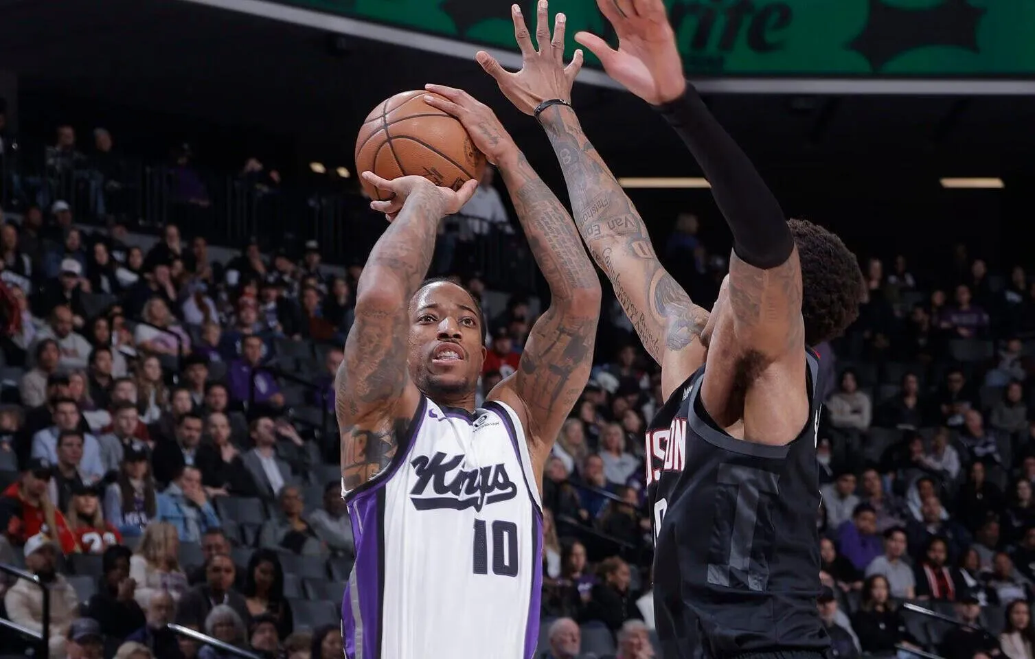 DeRozan Cetak 26.000 Poin, Kings Tumbangkan Rockets - sumber: (mainbasket)
