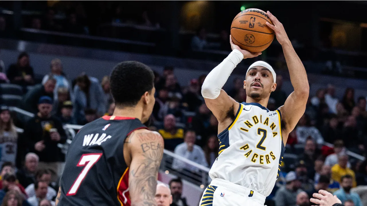 Andrew Nembhard (kanan) mencetak 29 poin saat Indiana Pacers menundukkan Miami Heat dengan skor telak 123-99 pada Sabtu (10/1) malam. (Foto: AP)