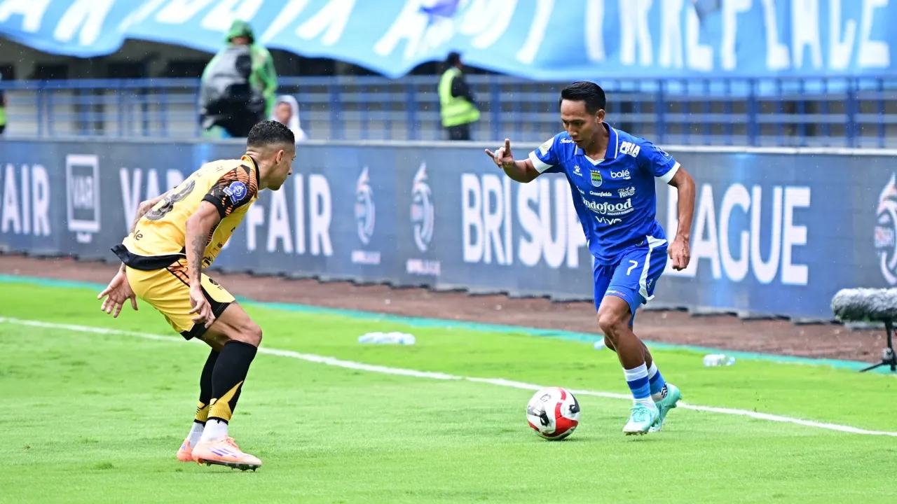 Beckham Putra Nugraha ketika melakukan duel satu lawan satu dengan Bruno Tubarao