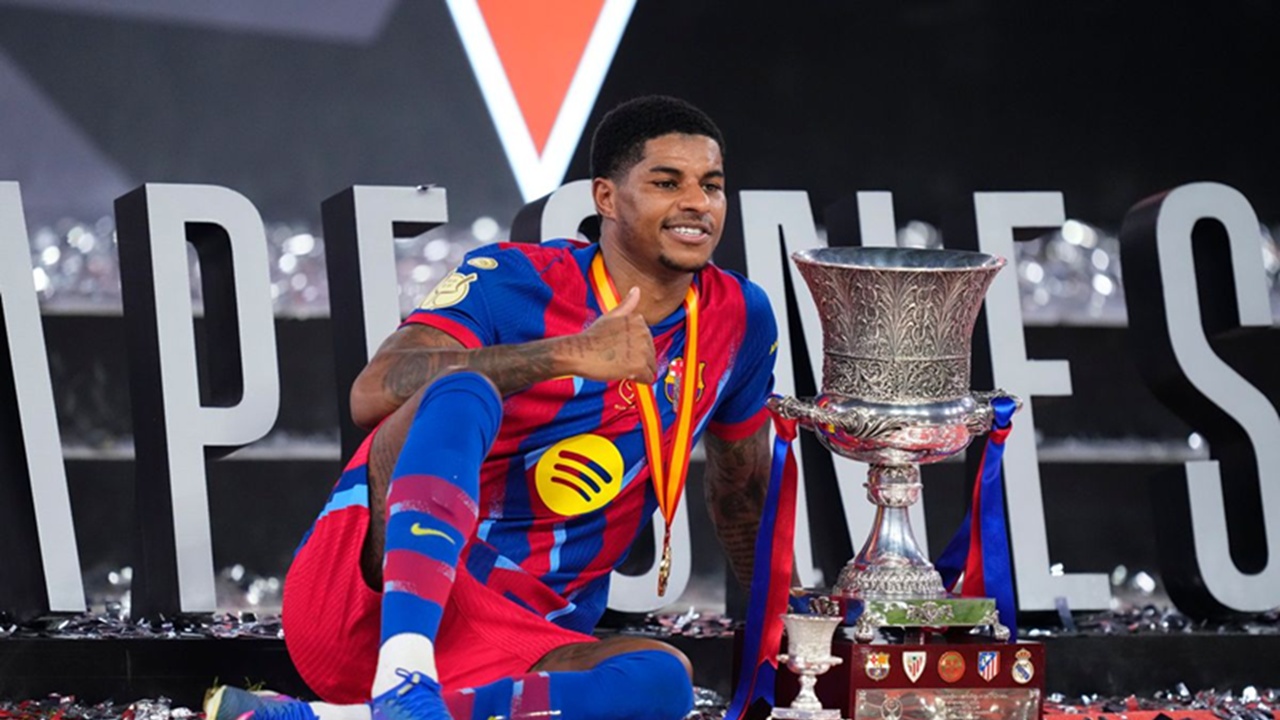 Marcus Rashford Girang Bisa Angkat Trofi Pertama Bersama Barcelona