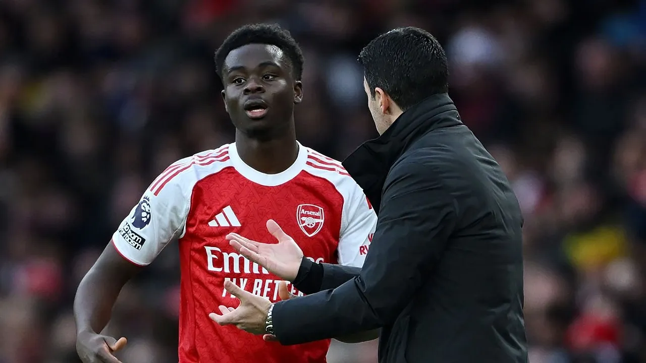 Bukayo Saka dan manajer Arsenal, Mikel Arteta. (Foto: Shaun Botterill/Getty Images)