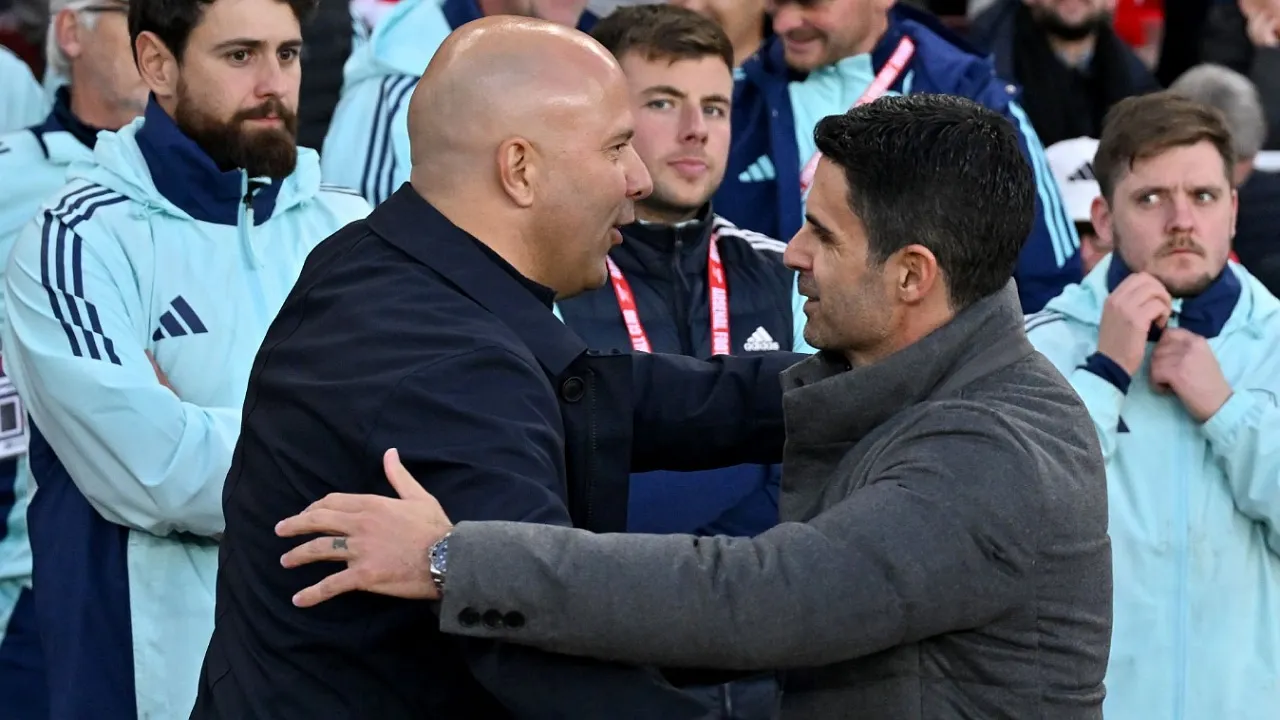 Arne Slot dan Mikel Arteta. (Foto: Andrew Powell/Liverpool FC via Getty Images)