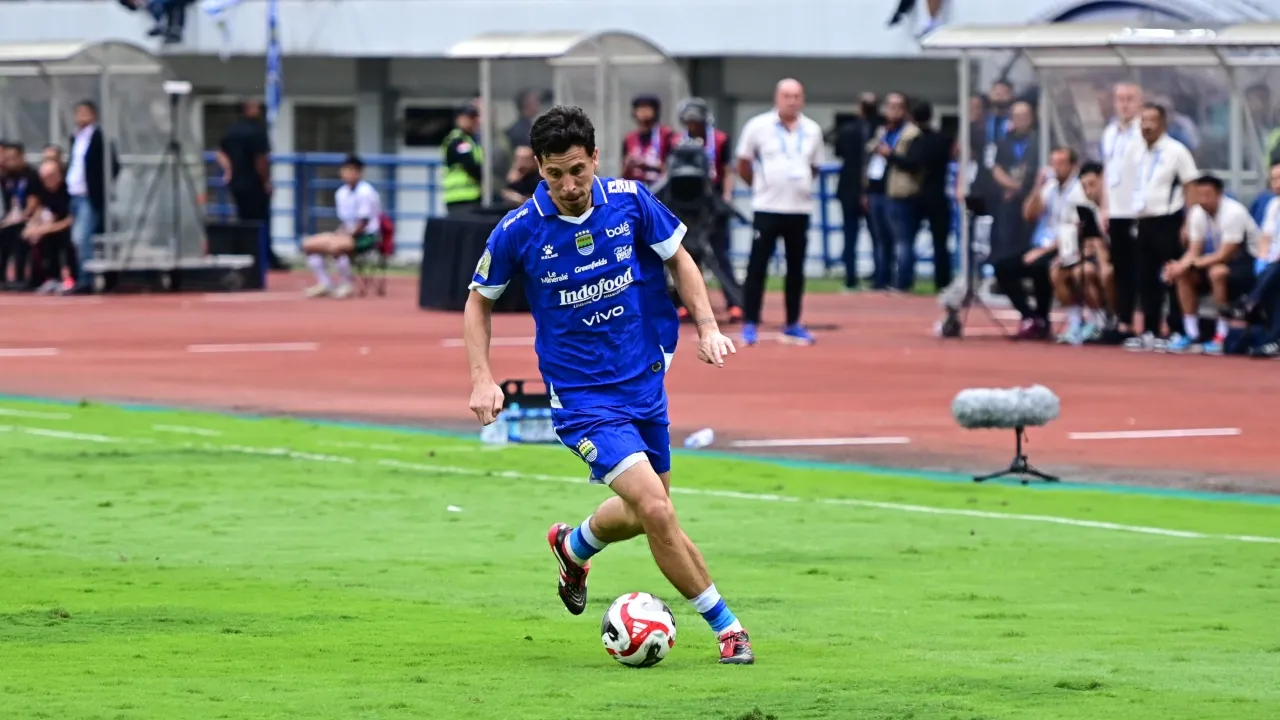 Gelandang Persib, Thom Haye di laga Persib melawan Persija