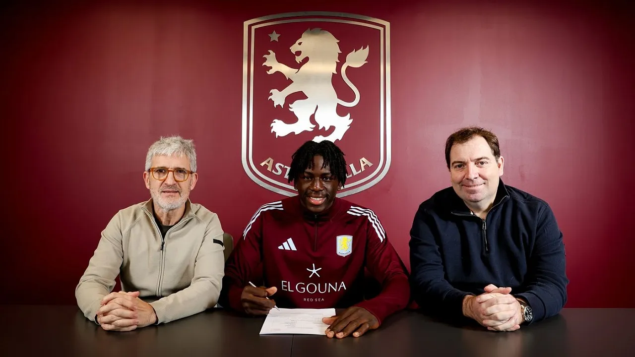 Brian Madjo resmi berseragam Aston Villa. (Foto: Aston Villa FC)