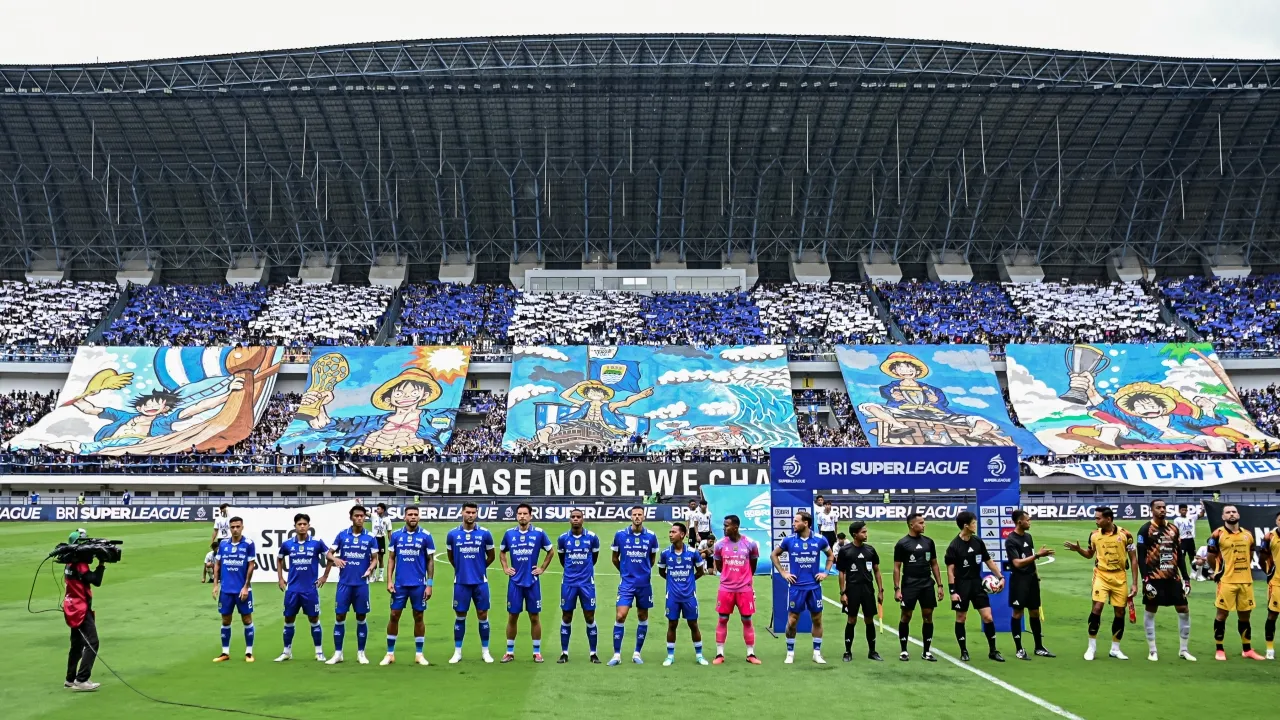 Pemain Persib memasuki lapangan dengan disambut koreografi dari tribun Timur