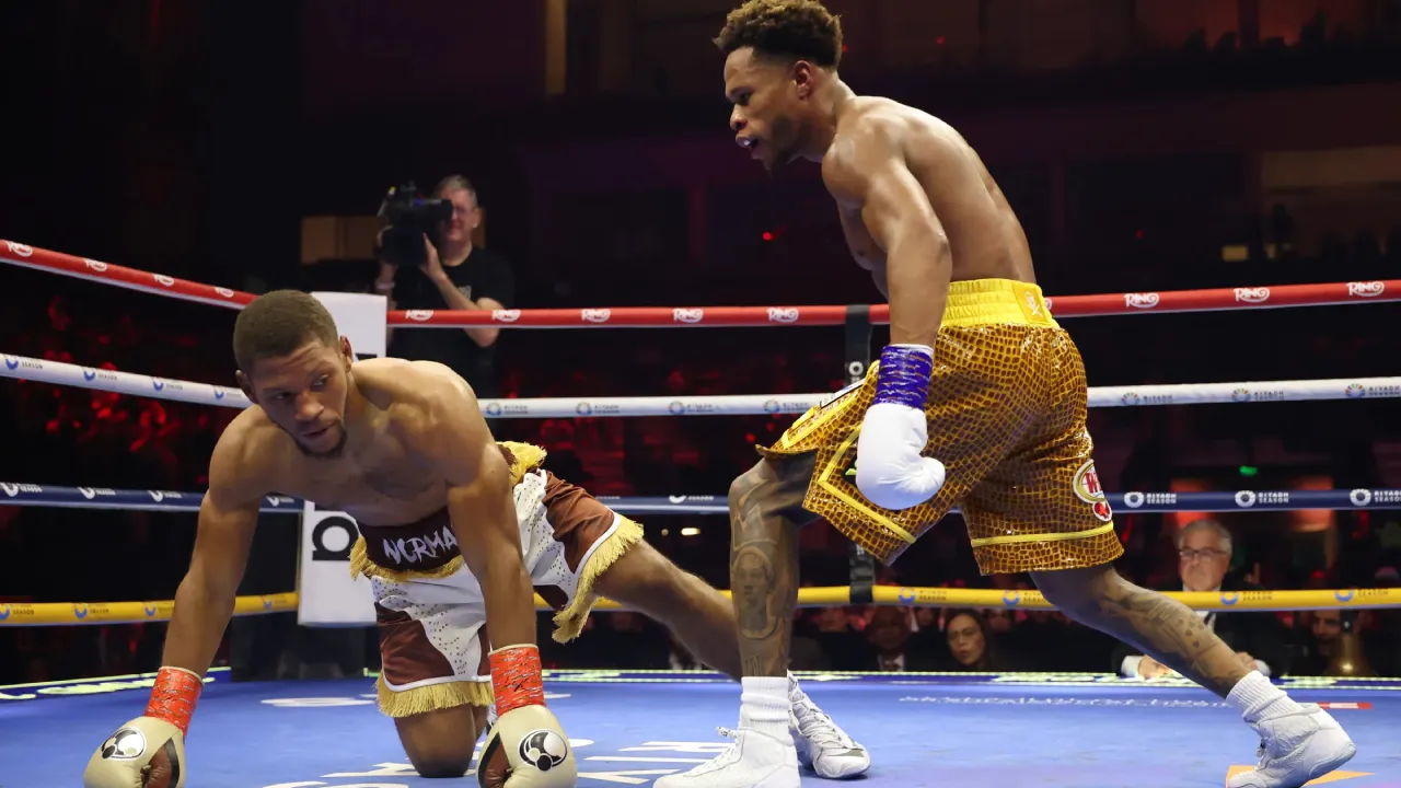 Brian Norman Jr (kiri) harus mengakui keunggulan Davin Haney, yang merebut gelar WBO kelas welter. (Foto: Fight TV)