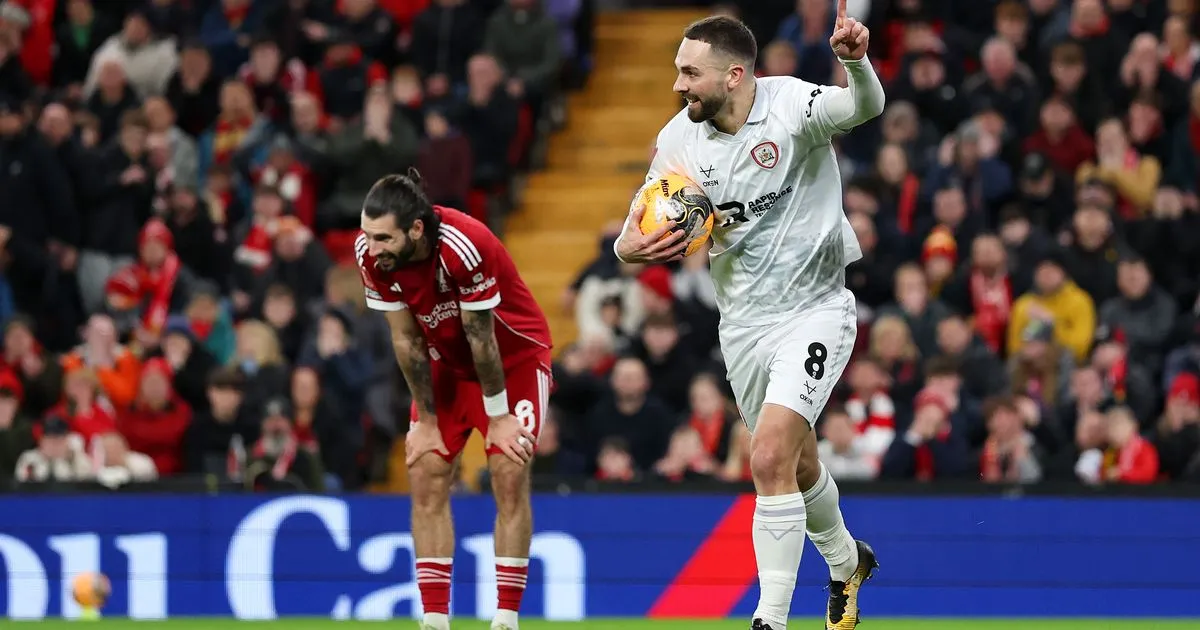 Dominik Szoboszlai Minta Maaf atas Kesalahan di Piala FA - sumber: (liverpoolecho)