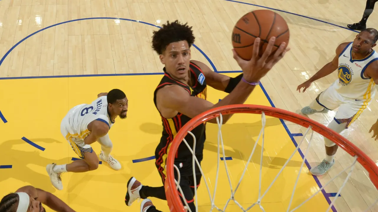 Jalen Johnson (tengah) mencetak 23 poin saat Atlanta Hawks menaklukkan Golden State Warriors 124-111 pada Minggu (12/1) malam. (Foto: AP)