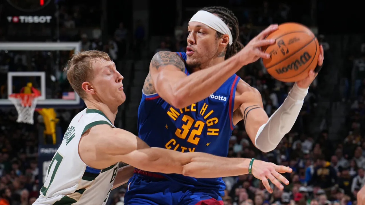 Aaron Gordon (kanan) mencetak 23 poin saat Denver Nuggets mengamankan kemenangan 108-104 atas Milwaukee Bucks, Minggu (12/1) malam. (Foto: AP)