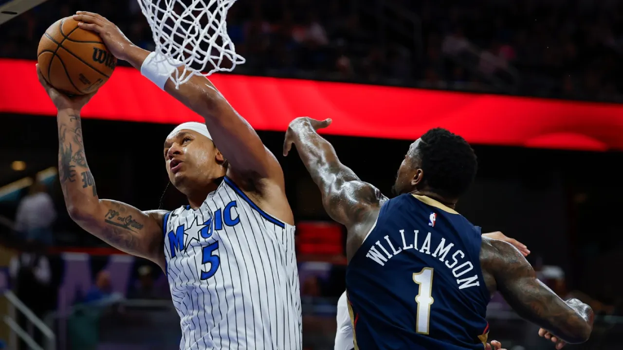 Paolo Banchero (kiri) mencetak 23 poin saat Orlando Magic menaklukkan New Orleans Pelicans 128-118 pada Minggu (12/1) malam. (Foto: AP)