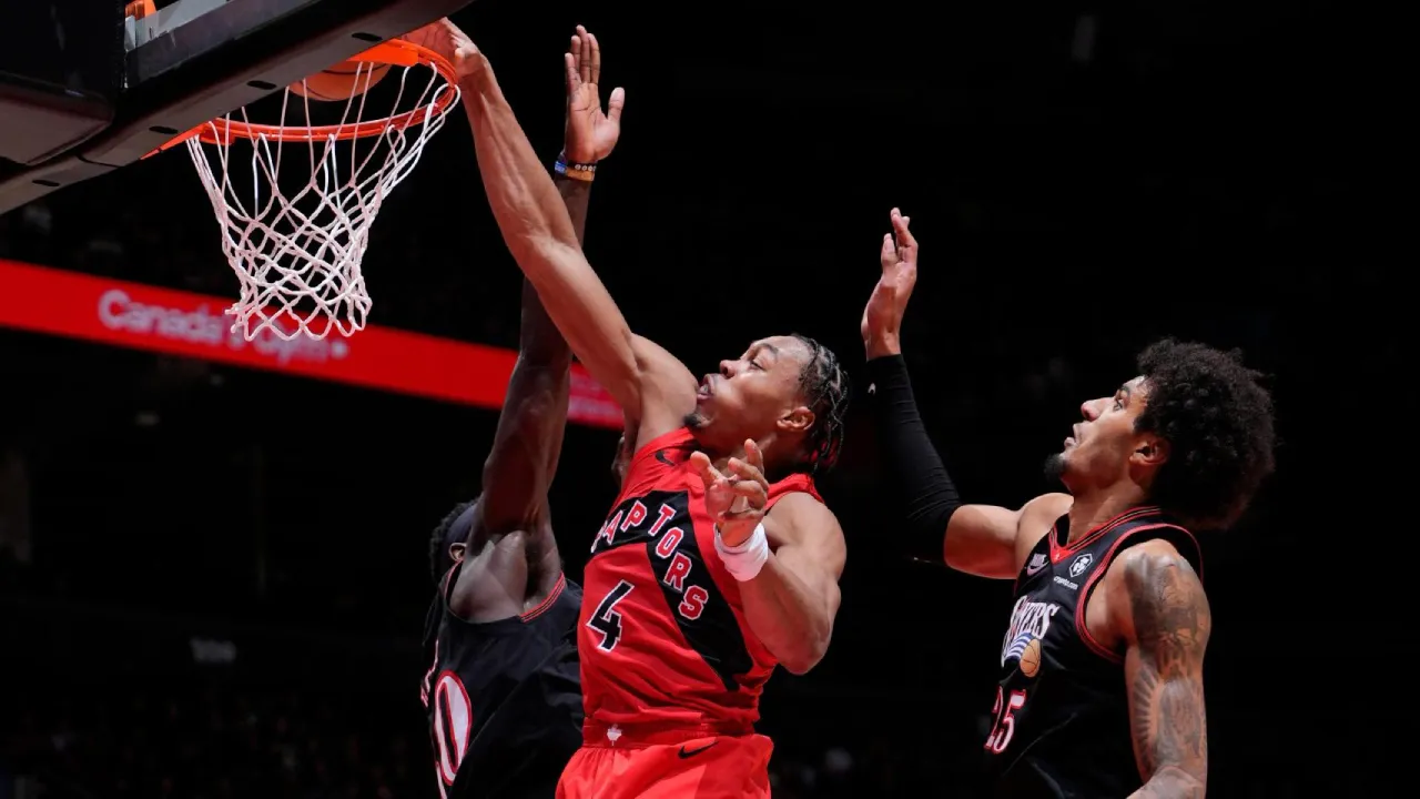 Scottie Barnes (tengah) mencetak 31 poin saat Toronto Raptors menang dramatis 116-115 atas Philadelphia 76ers via OT pada Minggu (12/1) malam. (Foto: AP)