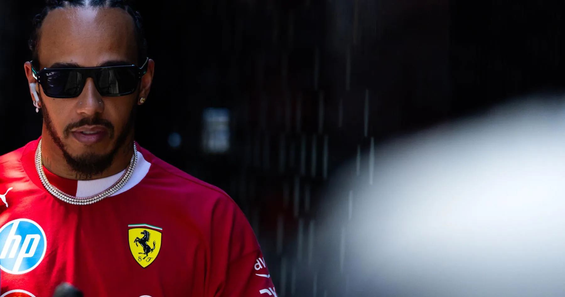 Lewis Hamilton Didorong Pensiun dari F1 Usai Kesulitan di Ferrari - sumber: (racingnews365)