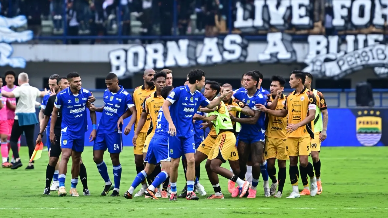 Thom Haye ketika terlibat friksi usai laga Persib melawan Persija