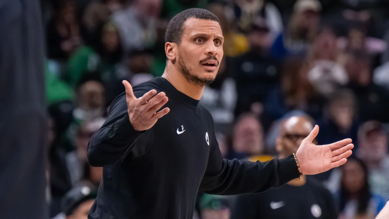 Sikap Joe Mazzulla itu dengan jelas menunjukkan ketidakpuasannya terhadap satu keputusan krusial di akhir laga. (Foto: AP)