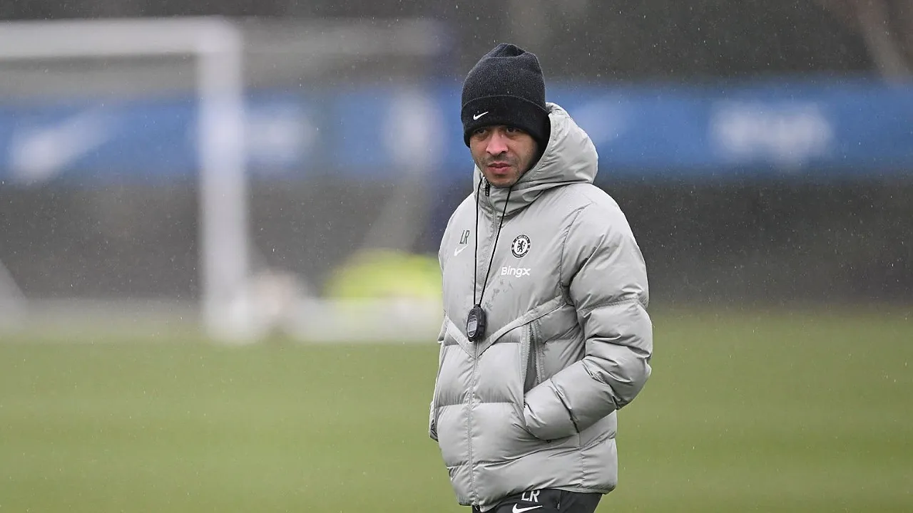 Pelatih kepala Chelsea, Liam Rosenior. (Foto: Darren Walsh/Getty Images)