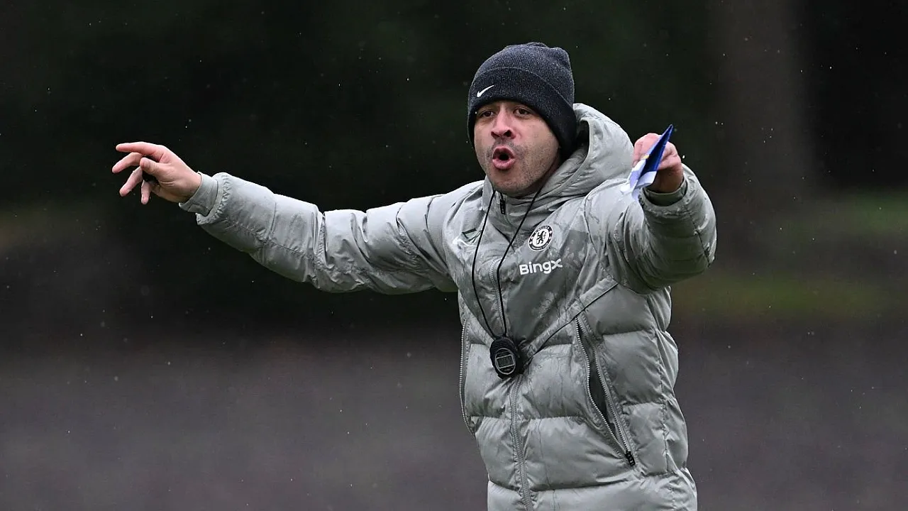 Pelatih Chelsea, Liam Rosenior. (Foto: Darren Walsh/Getty Images)