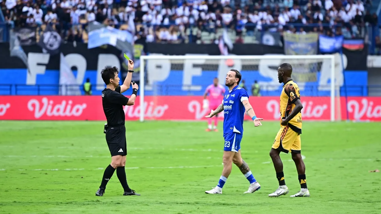 Marc Klok ketika mendapat kartu kuning dari wasit