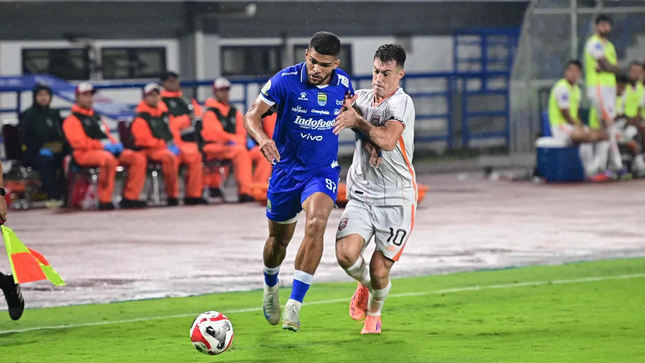 Berguinho ketika berduel dengan Mariano Peralta