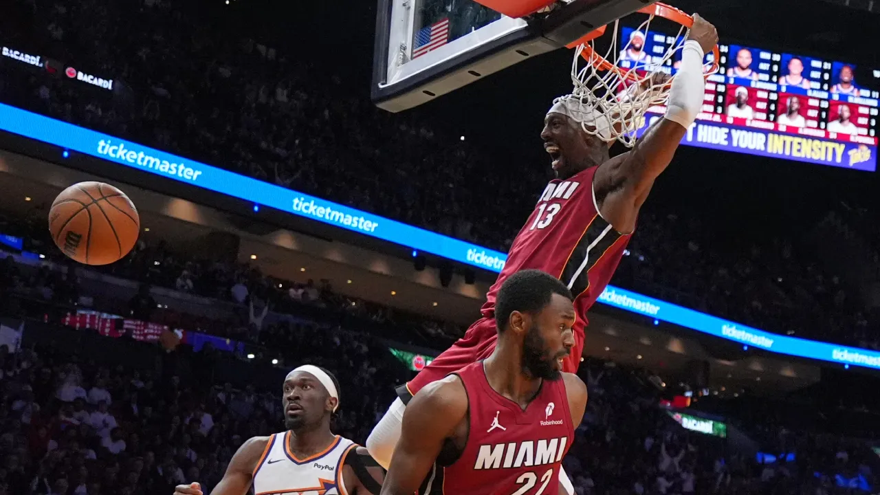 Bam Adebayo (kanan) mencetak 29 poin saat Miami Heat menaklukkan Phoenix Suns 127-121 pada Selasa (13/1) malam waktu setempat. (Foto: AP)