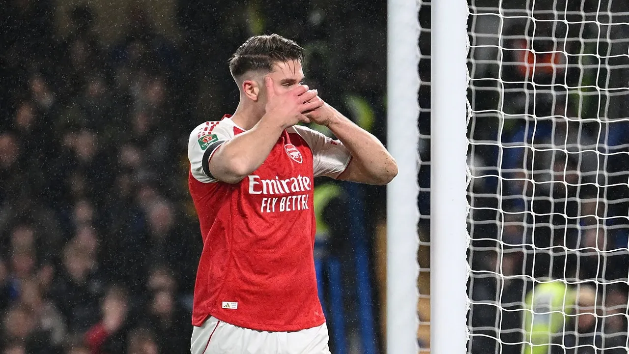 Viktor Gyokeres dibela manajer Arsenal, Mikel Arteta. (Foto: David Price/Getty Images)