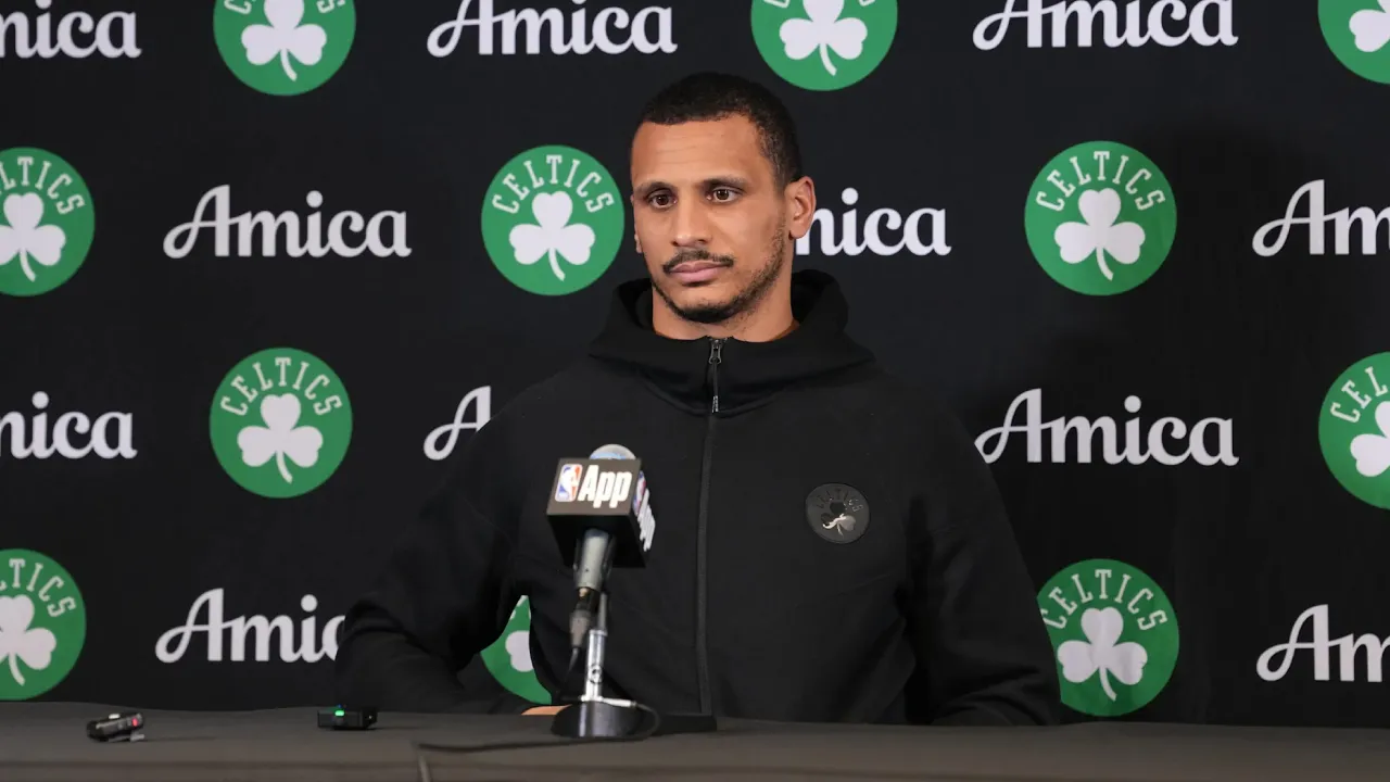Meski laporan Last Two Minutes tidak mengubah hasil pertandingan, pengakuan NBA ini setidaknya memberi validasi atas protes pelatih Boston Celtics, Joe Mazzulla. (Foto: AP)