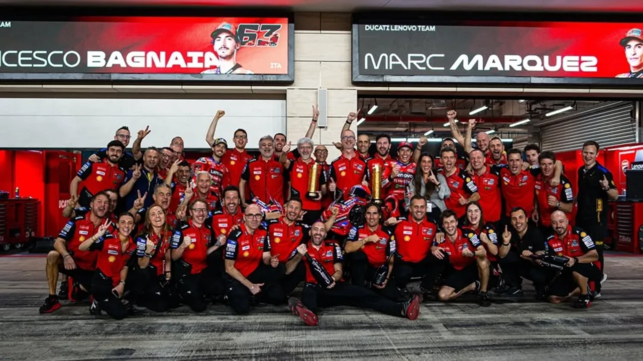 Francesco Bagnaia dan Marc Marquez bersama seluruh crew Ducati