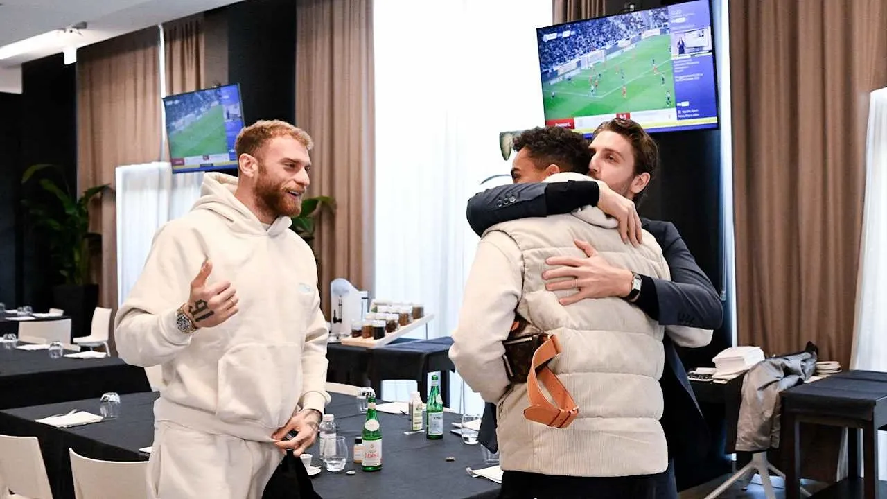 Danilo berkunjung ke markas Juventus (Image: Juventus)