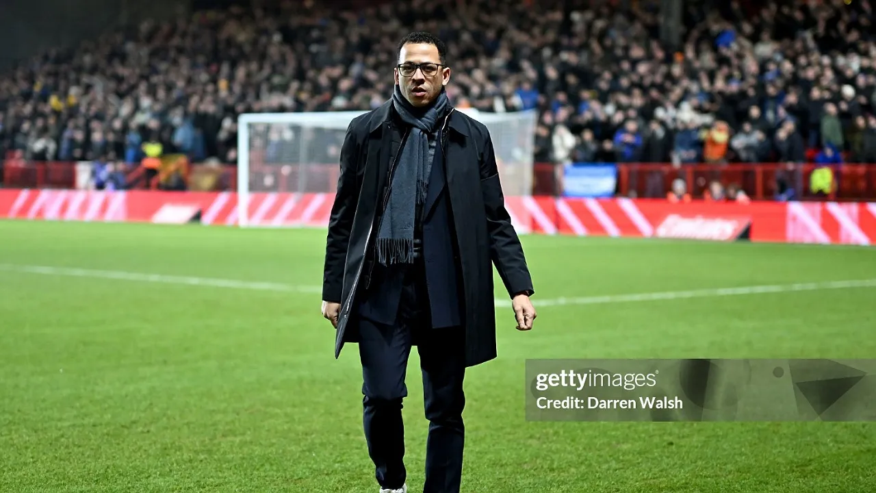 Pelatih Chelsea, Liam Rosenior. (Foto: Darren Walsh/Getty Images)