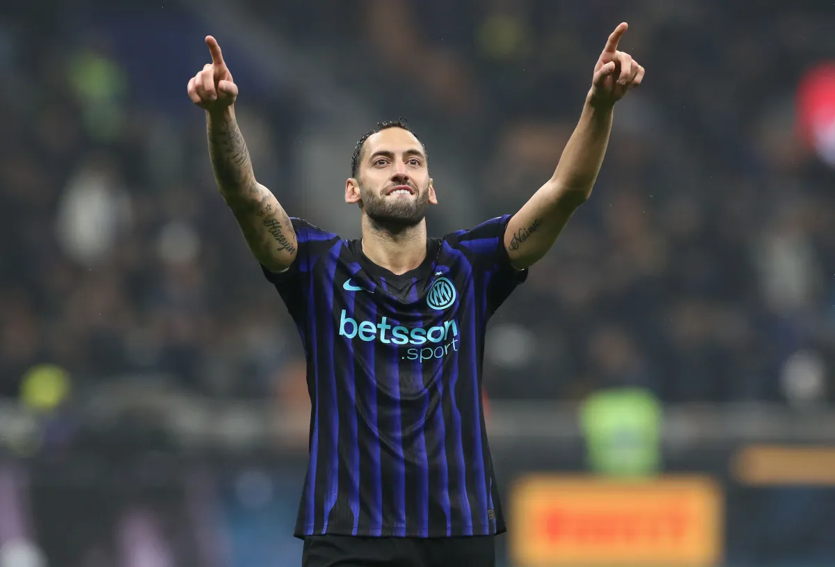 Inter Tolak Tawaran Galatasaray untuk Calhanoglu - sumber: (footballitalia)
