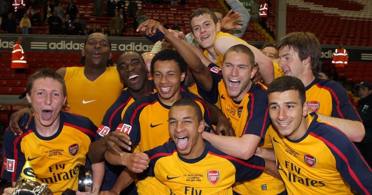 Mantan Pemain Arsenal Pilihan Wenger Kini Jadi Tukang Kebun