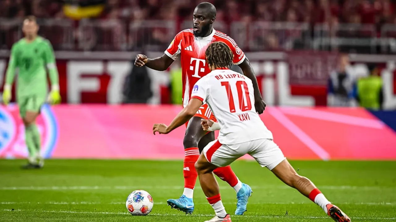 Aksi Dayot Upamecano Saat Berusaha Melewati Pemain RB Leipzig (Sumber: FC Bayern)