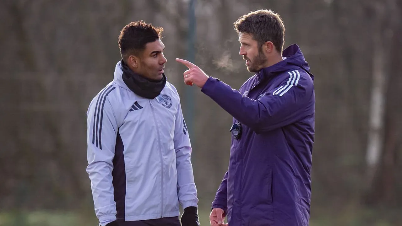 Michael Carrick saat memberikan instruksi kepada Casemiro di Carrington. (Foto: Ash Donelon/Manchester United)