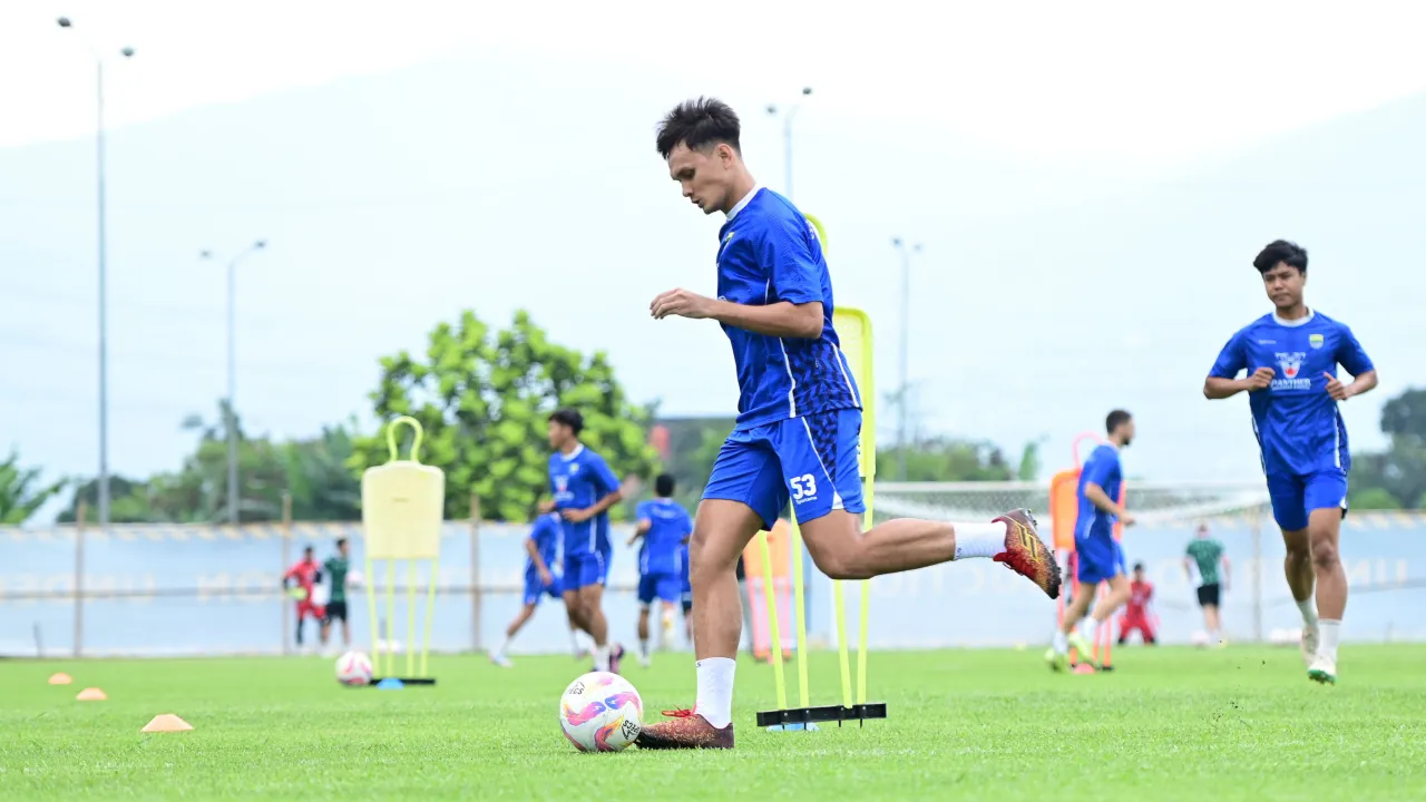 Hamra Hehanussa ketika berlatih bersama Persib