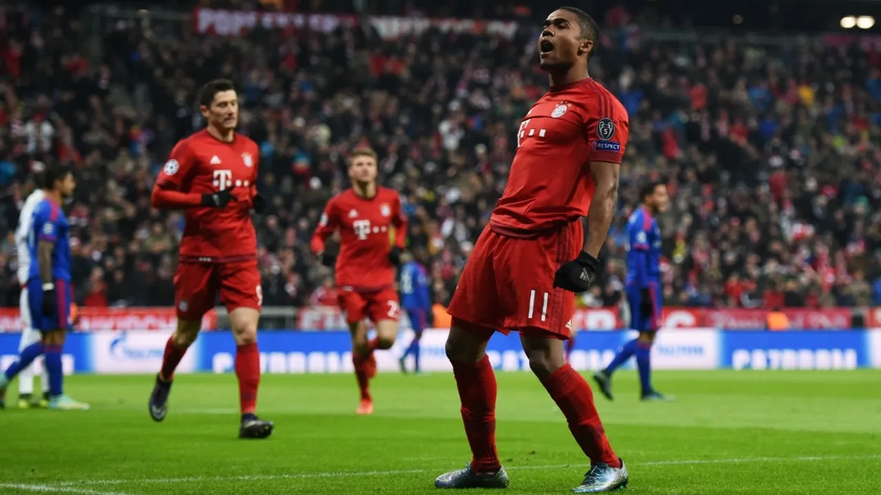 Selebrasi Douglas Costa Usai Cetak Gol untuk Bayern Munich (Sumber: Getty Images)